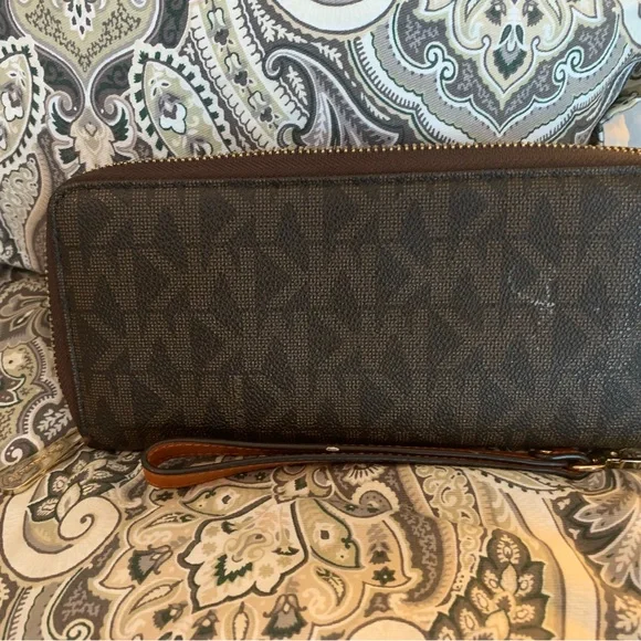 Michael Kors wristlet. - Picture 3 of 5